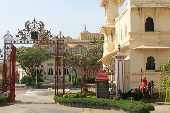 20100409_Udaipur_Pichola-Lake_Jojowar_1867.jpg
