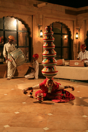 Pokoran and dancers
