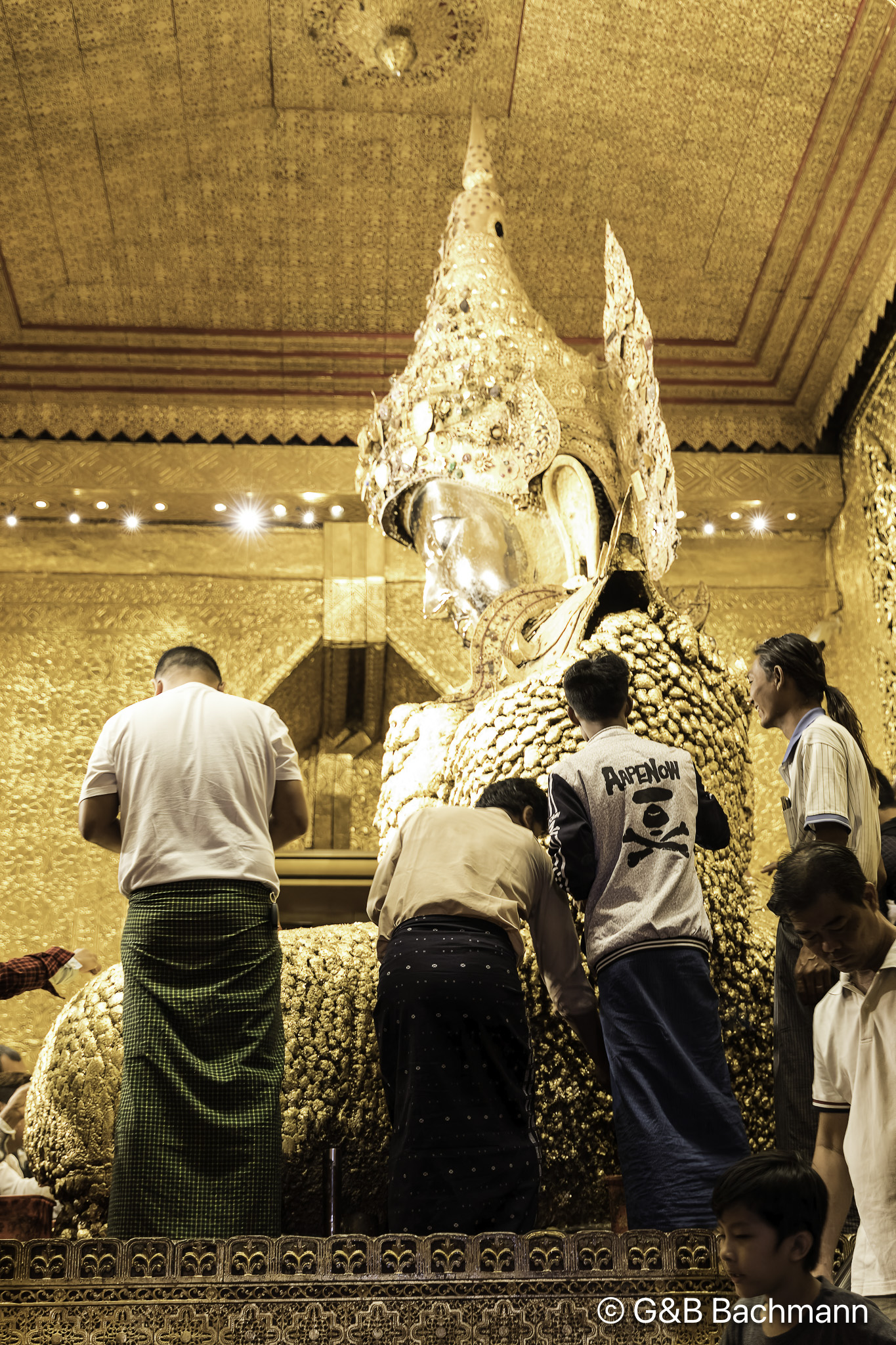 Myanmar_Mandelay_Mahamuni_Pagoda-1-Modifier.jpg
