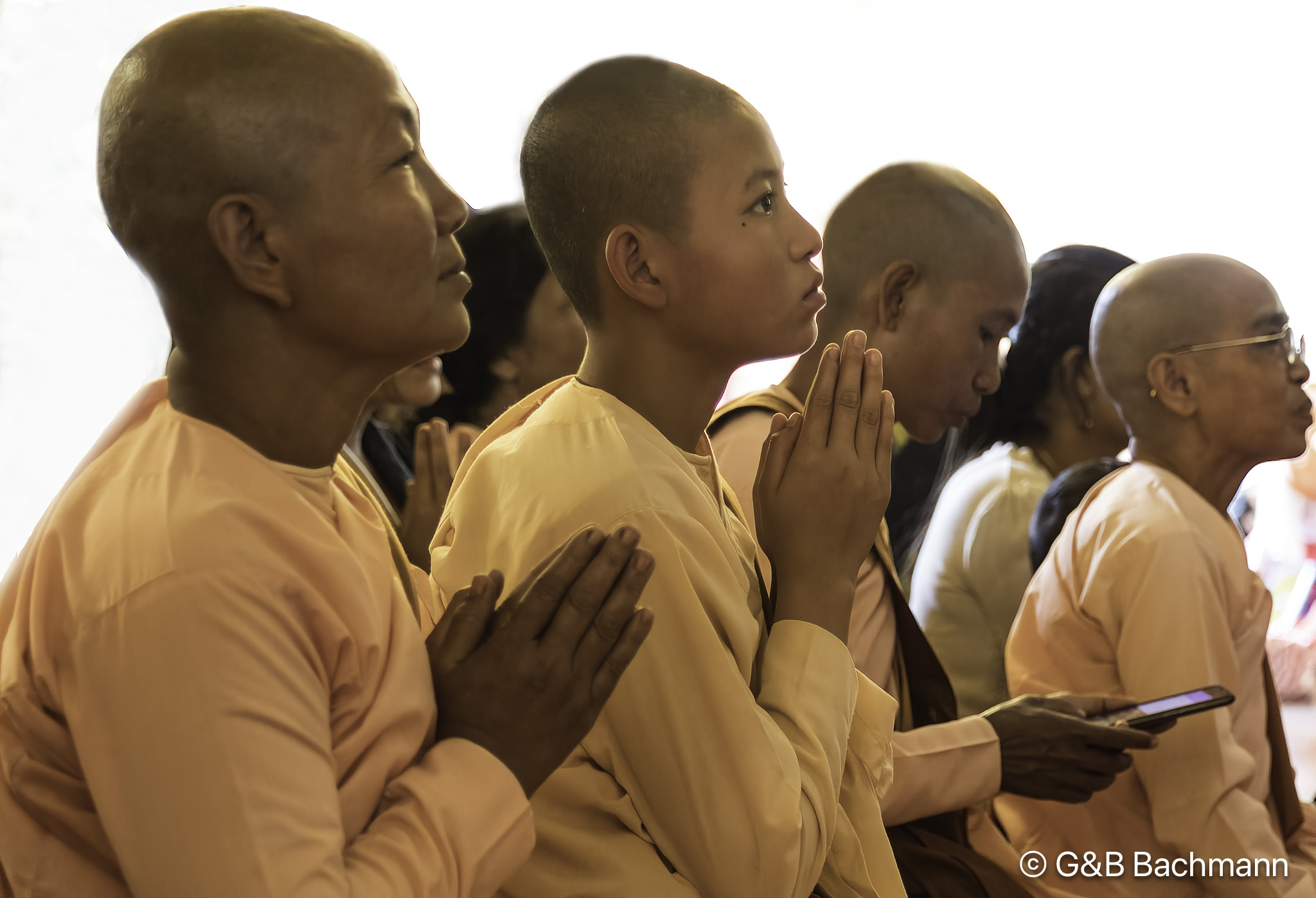 Myanmar_Mandelay_Mahamuni_Pagoda-11_bonzesses-Modifier.jpg