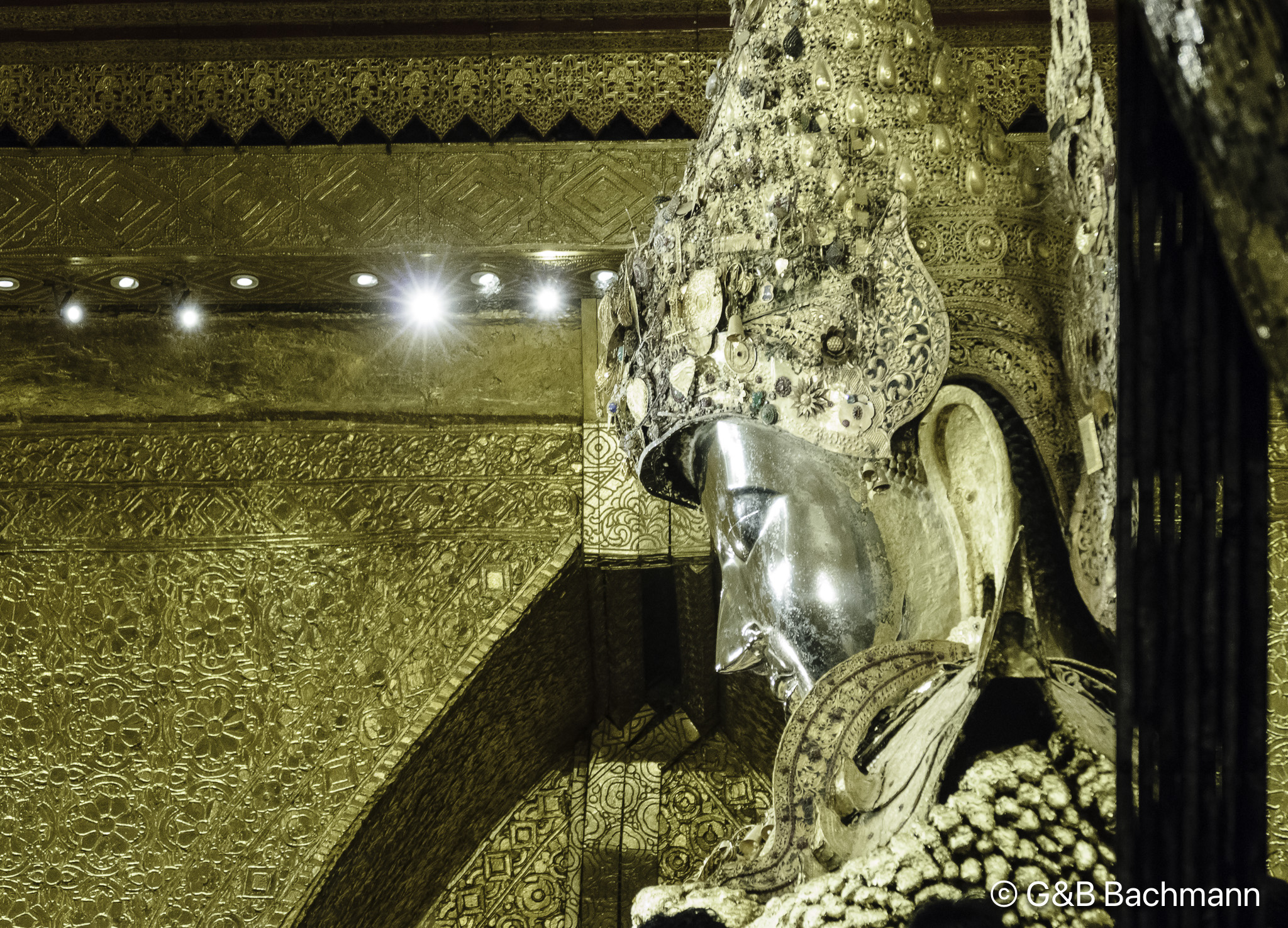 Myanmar_Mandelay_Mahamuni_Pagoda-5.jpg