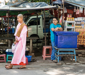 Myanmar_Mandelay_Mahamuni_Pagoda-33.jpg