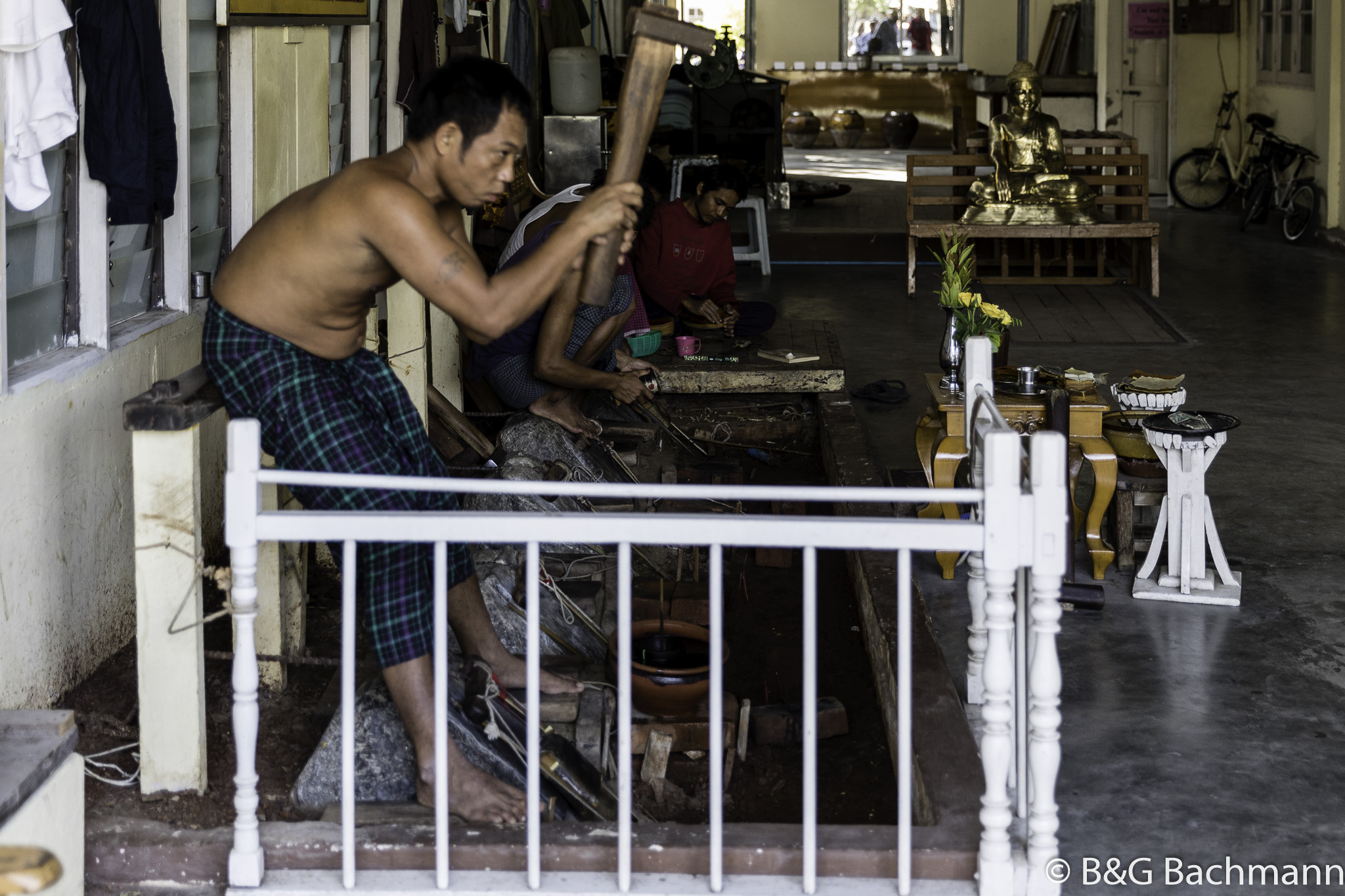 Myanmar_Mandelay_Gold-Leaf-Workers-1.jpg