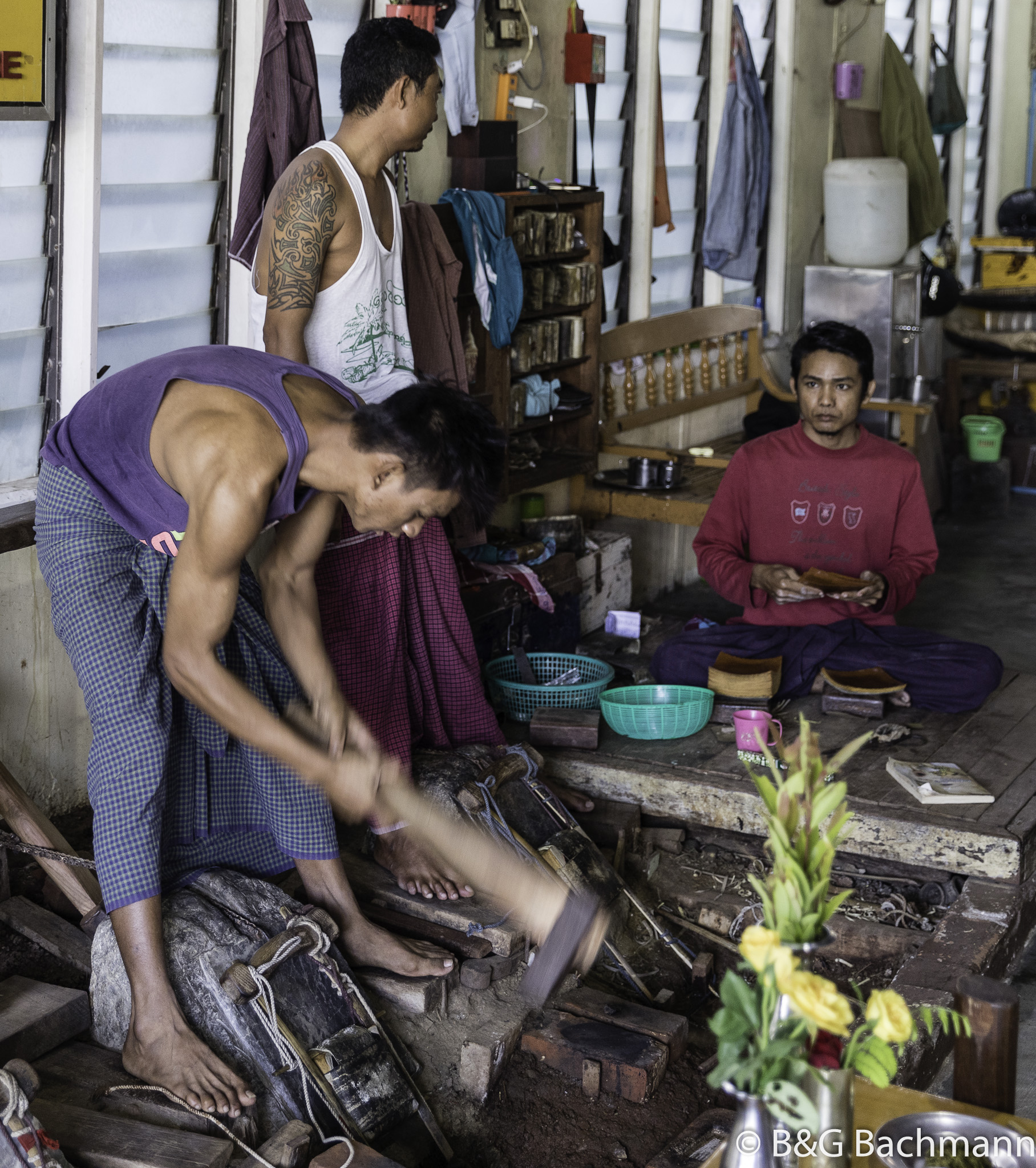 Myanmar_Mandelay_Gold-Leaf-Workers-11.jpg