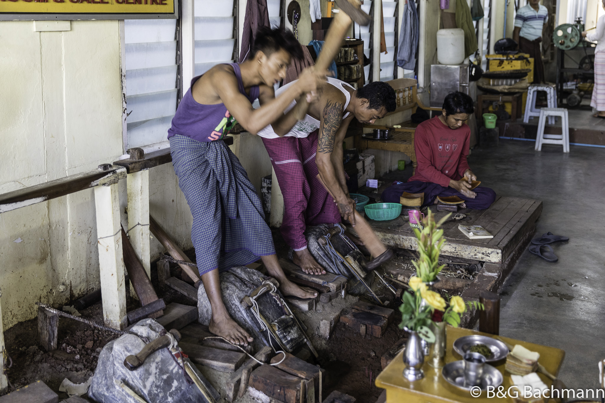 Myanmar_Mandelay_Gold-Leaf-Workers-12.jpg