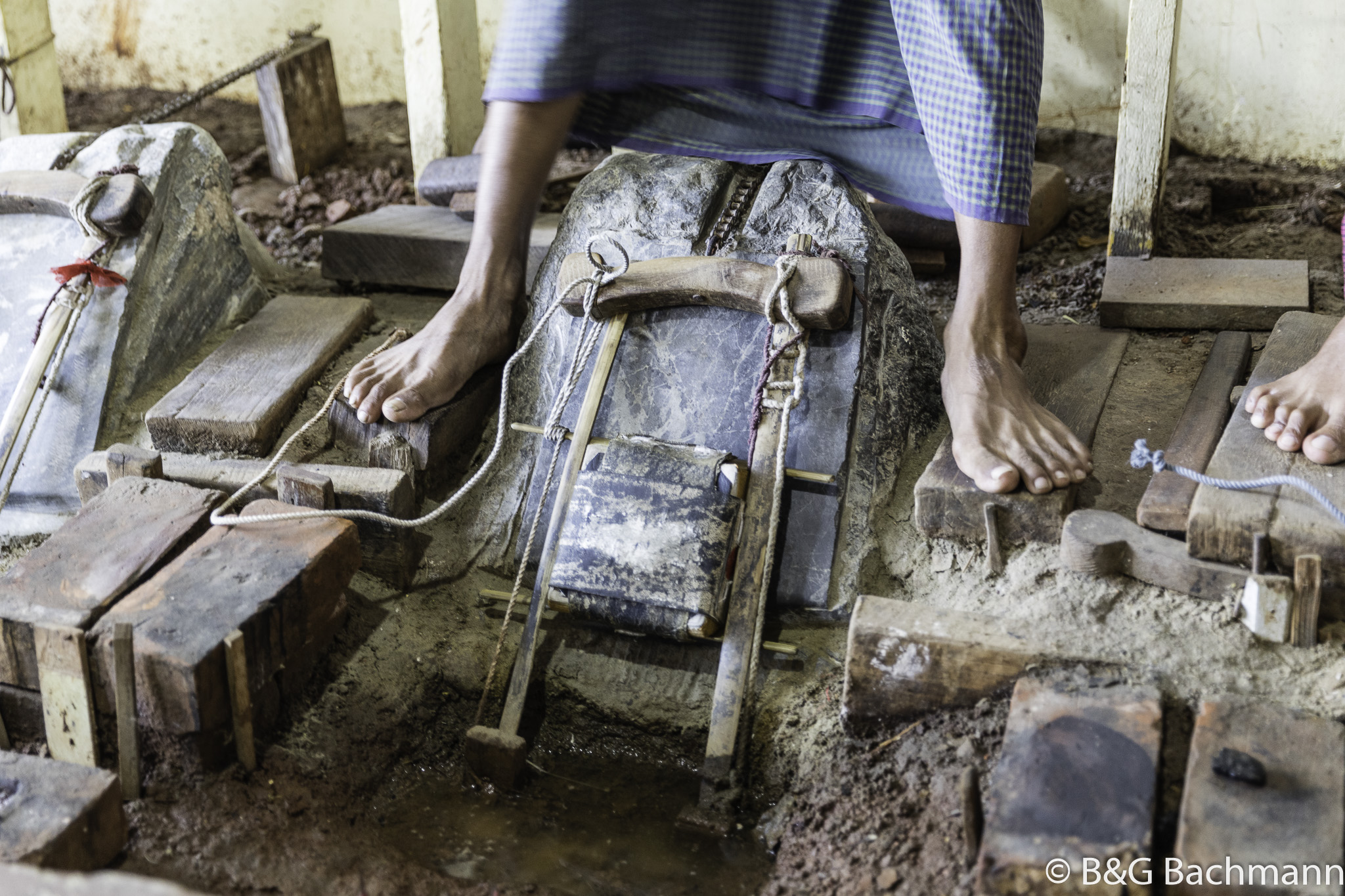 Myanmar_Mandelay_Gold-Leaf-Workers-13.jpg