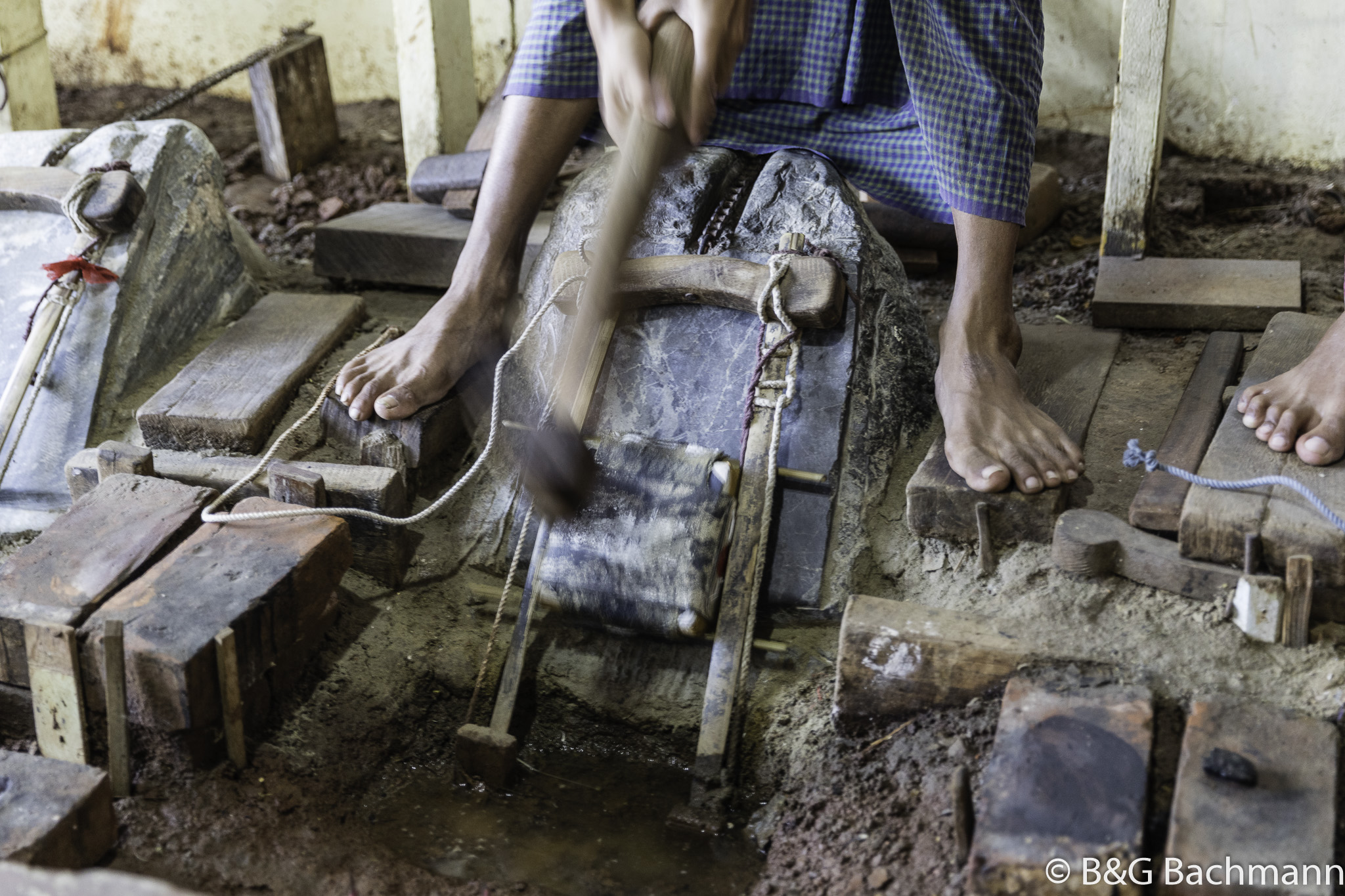 Myanmar_Mandelay_Gold-Leaf-Workers-14.jpg