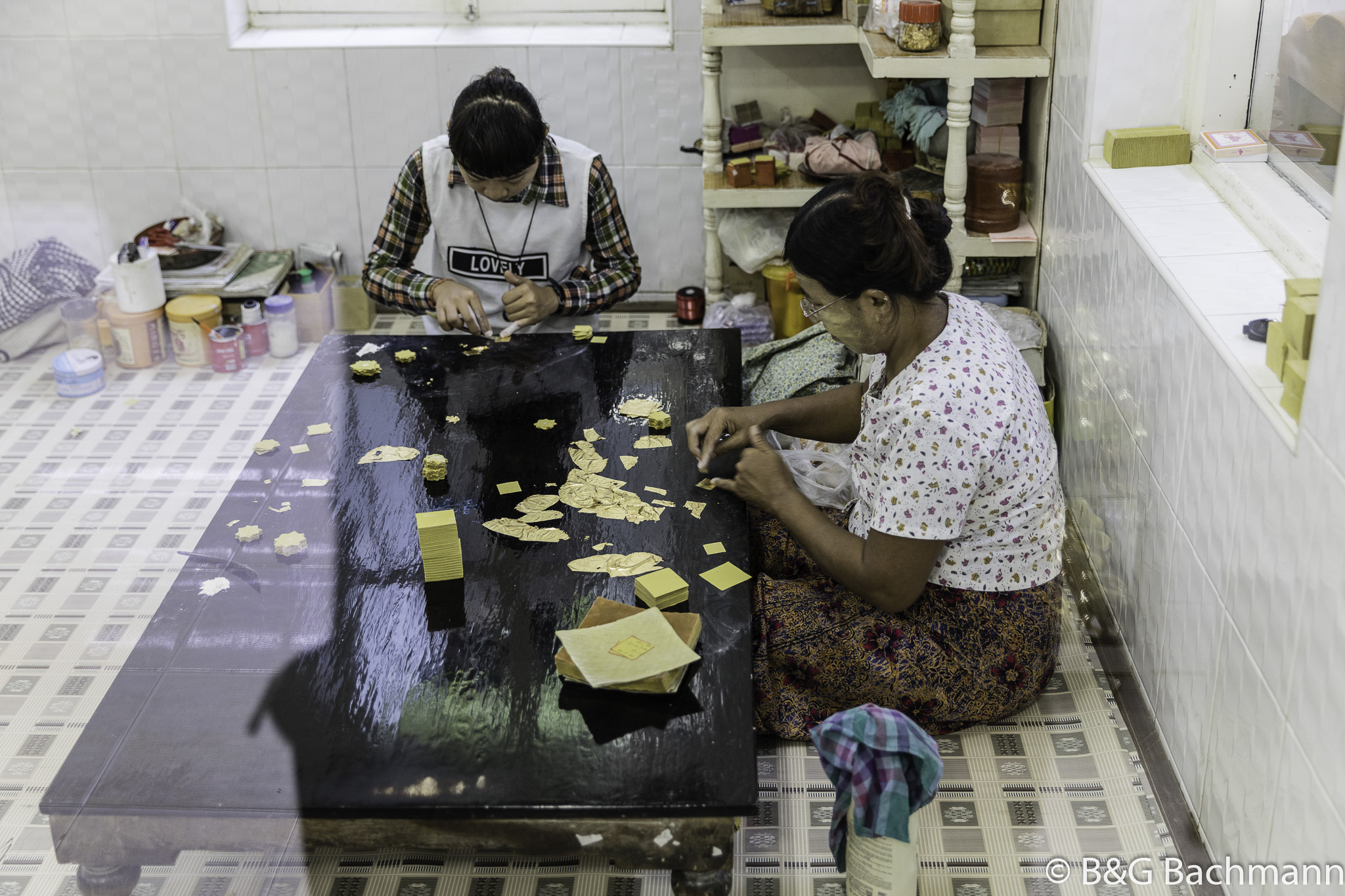 Myanmar_Mandelay_Gold-Leaf-Workers-16.jpg