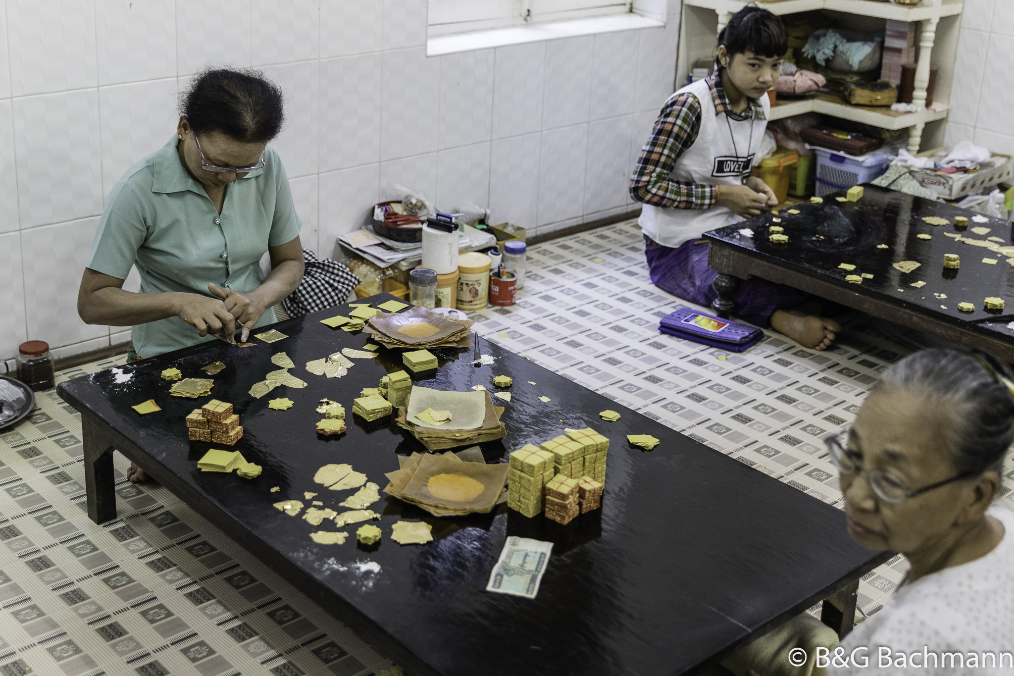 Myanmar_Mandelay_Gold-Leaf-Workers-17.jpg