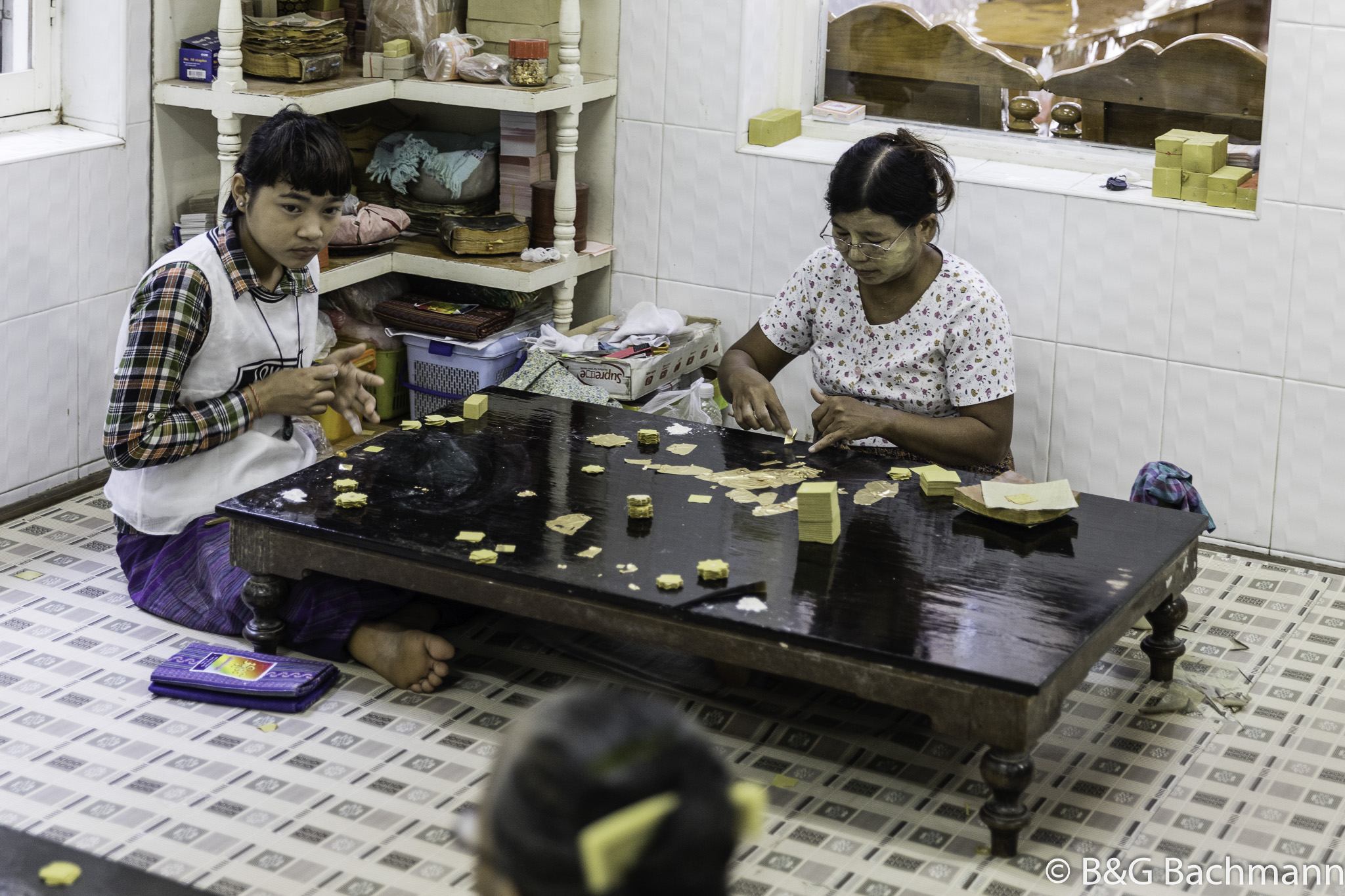 Myanmar_Mandelay_Gold-Leaf-Workers-19.jpg
