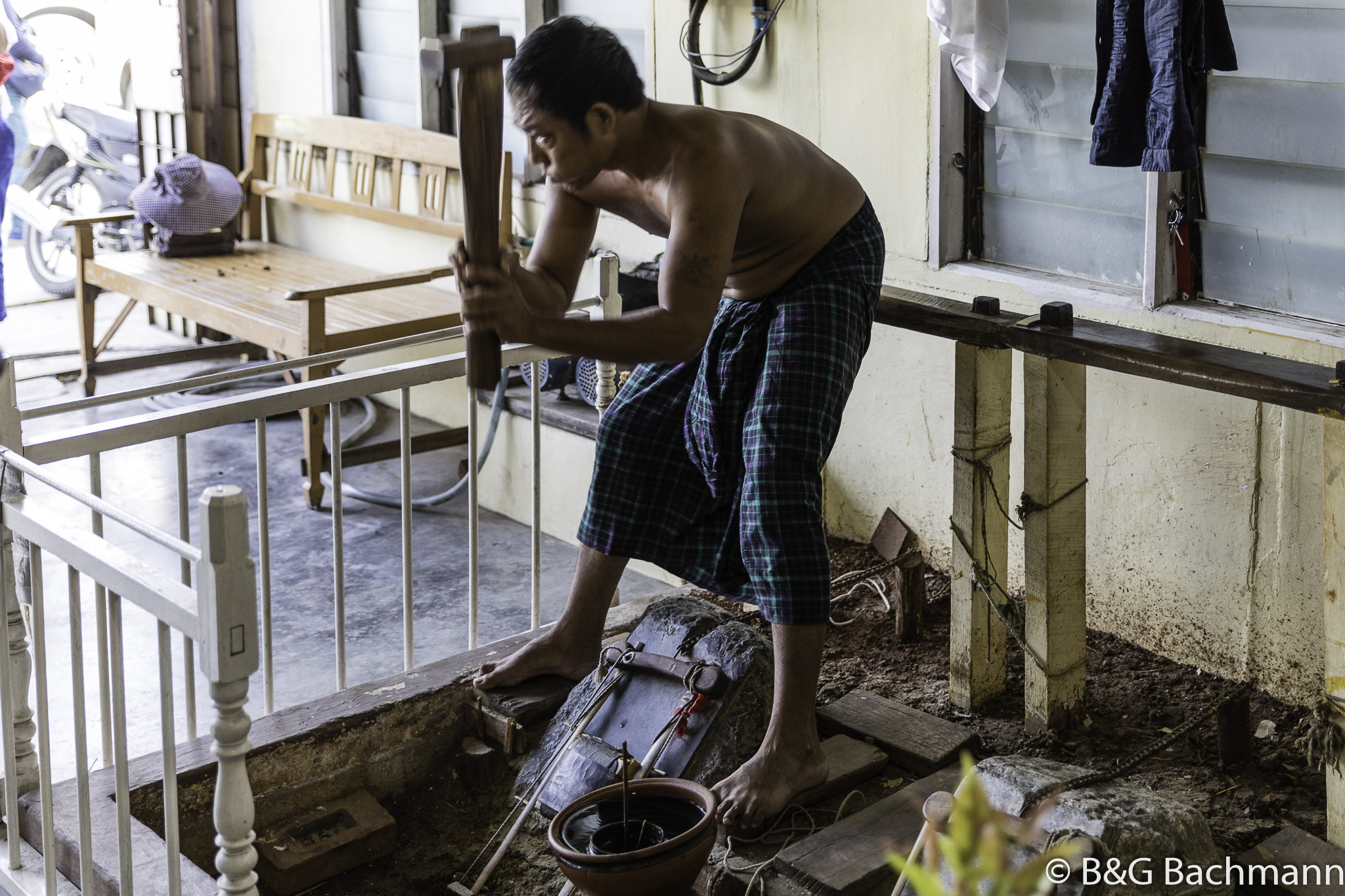 Myanmar_Mandelay_Gold-Leaf-Workers-2.jpg