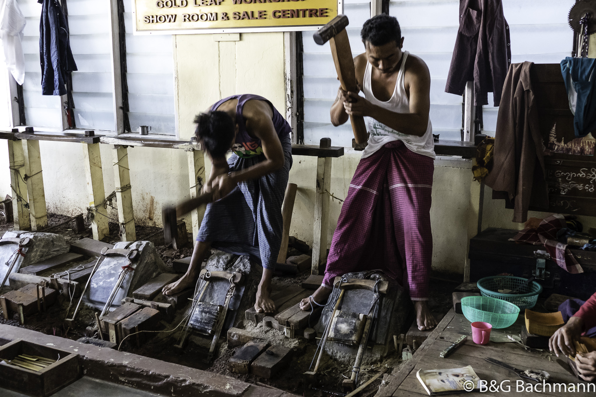 Myanmar_Mandelay_Gold-Leaf-Workers-7.jpg