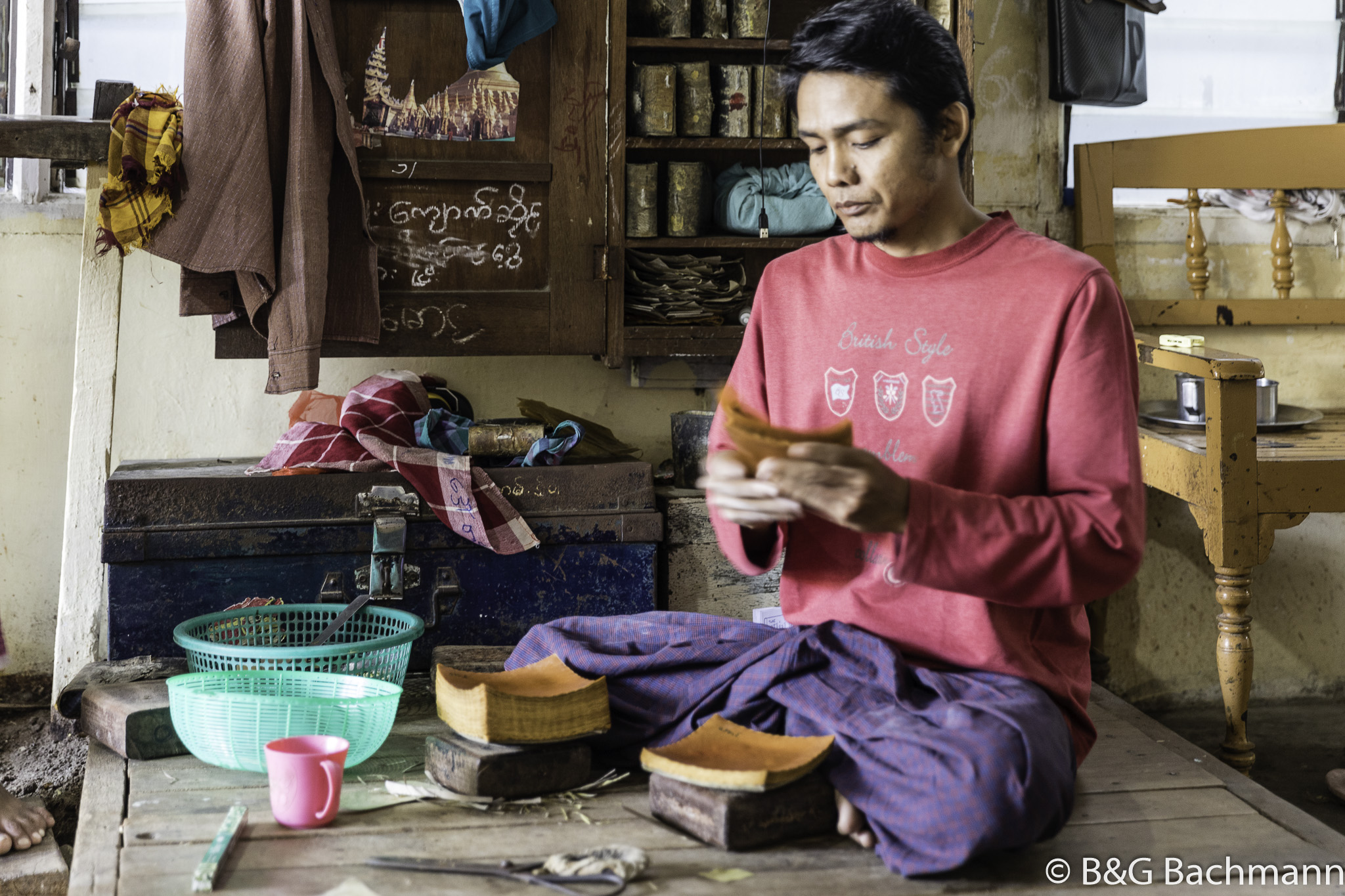 Myanmar_Mandelay_Gold-Leaf-Workers-8.jpg