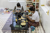 Myanmar_Mandelay_Gold-Leaf-Workers-16.jpg